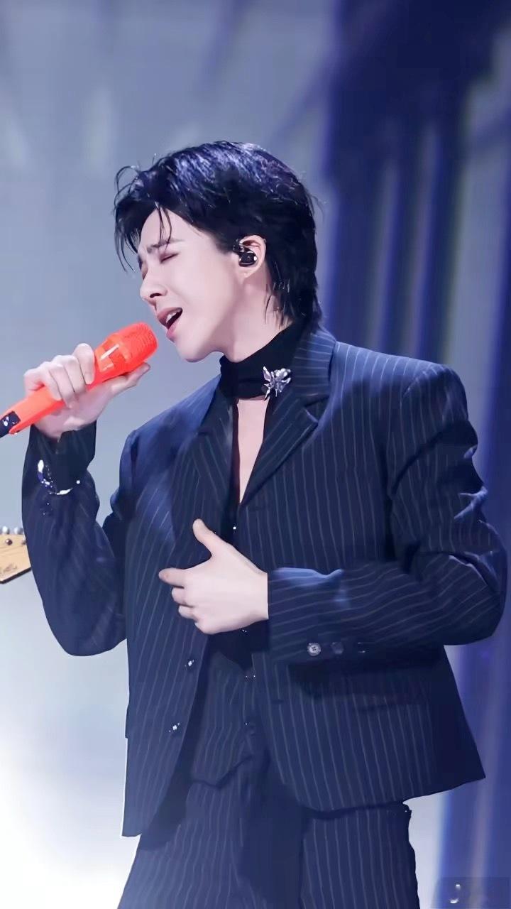 你一定很喜欢这首歌，才会迫不及待带到演唱会上。把你的名字念一万遍，好浪漫 。演唱