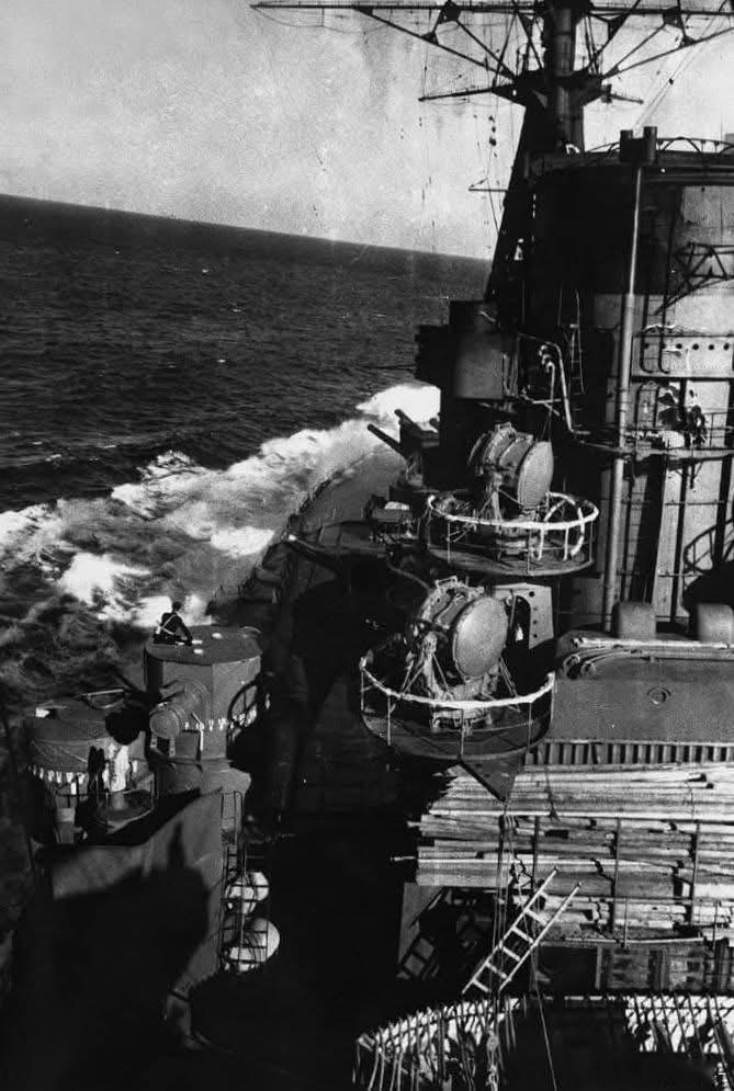 一张陆奥号战列舰的细节照片，摄于1941年10月。可见探照灯和高射指挥仪军事历史
