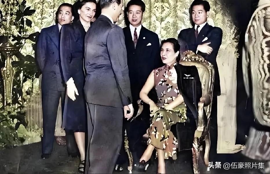 上世纪四十年代，27岁的孔令侃与46岁的小姨妈宋美龄在美国好莱坞时与外国友人在一