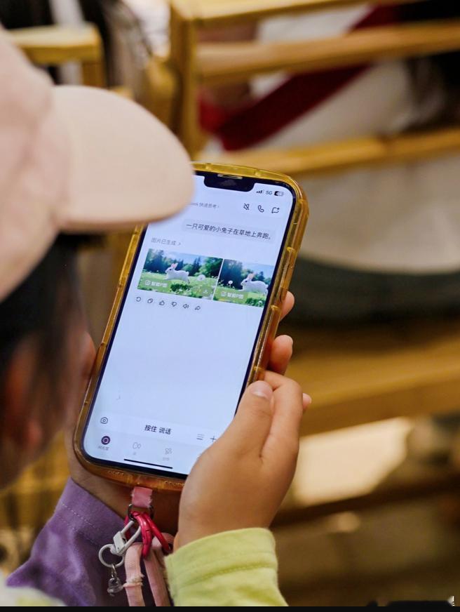 今天是世界读书日，重庆这场公益活动挺不错的！传统阅读是看别人写的故事，现在孩子们