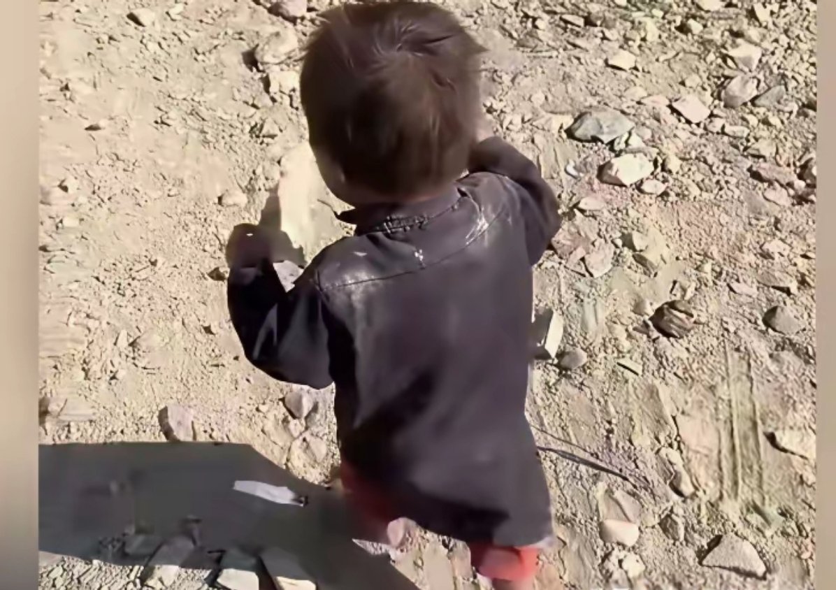 加沙孤儿，3岁的他，已没有任何亲人了！ 