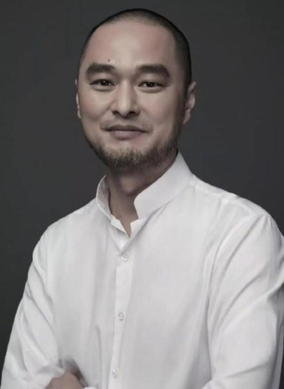 身价10亿的冯唐在家泡茶时，身上常带的一块玉突然碎了！当天晚上他高烧不退，医生也