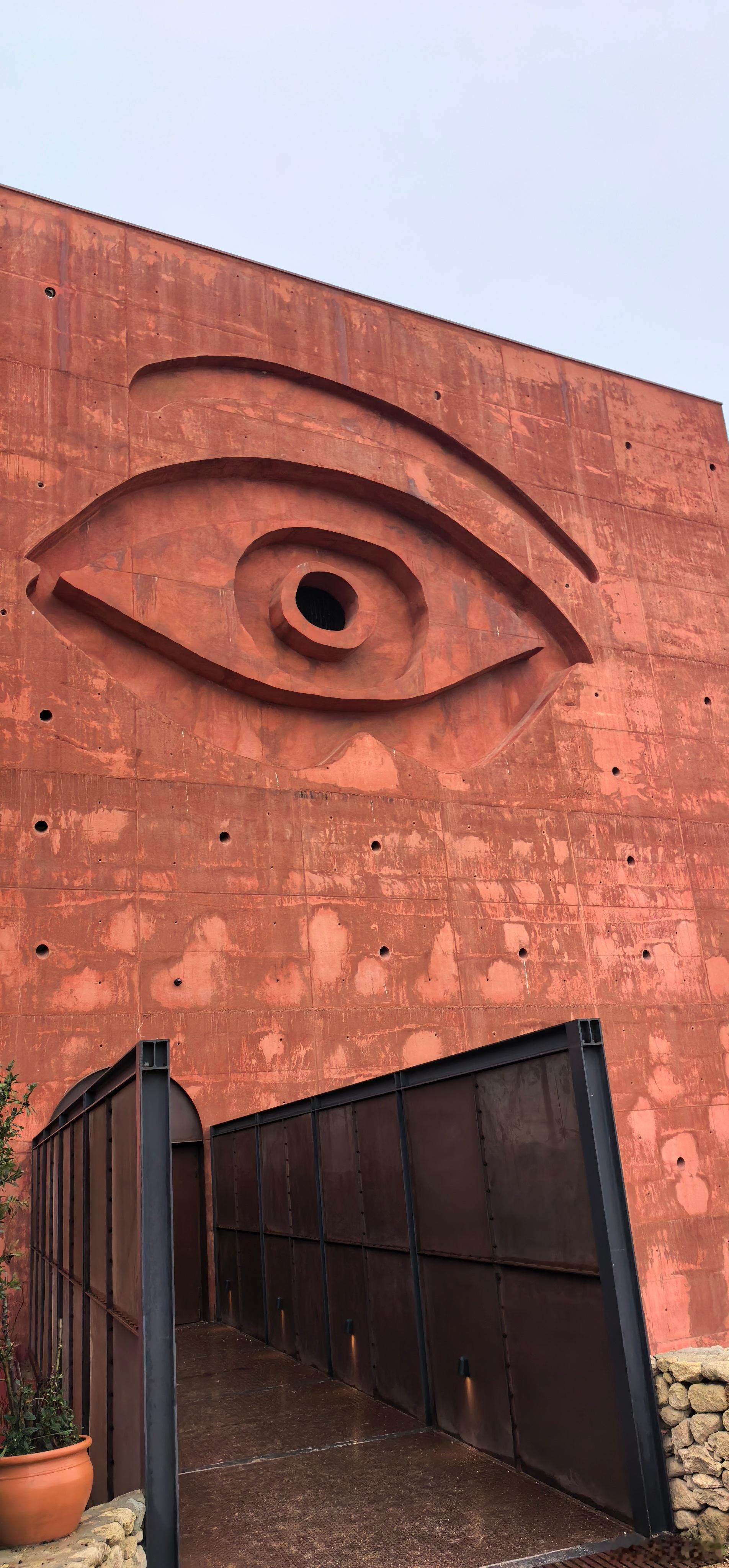 刚才在一个很高级的餐厅吃午饭，毕加索风格的庄园。大厅中央有一个巨大的漏斗。我心想