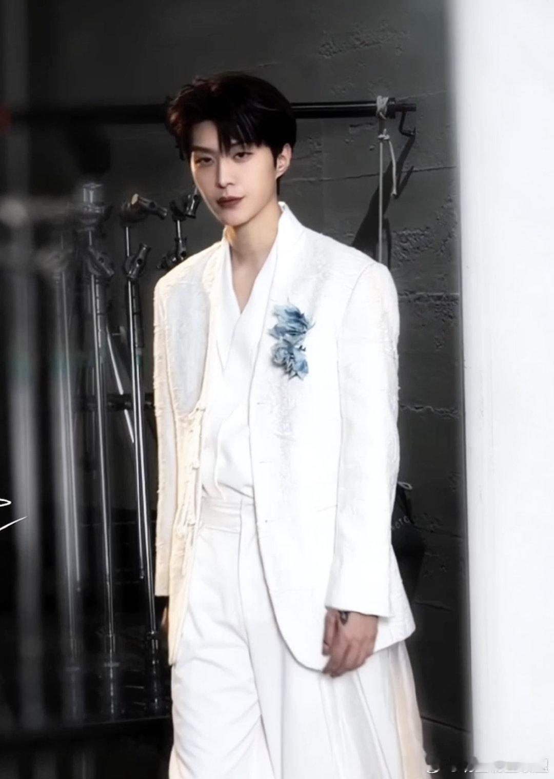 范丞丞新中式帅得我有心事了 这组新中式造型太戳人了！范丞丞的气质与剪裁设计完美契