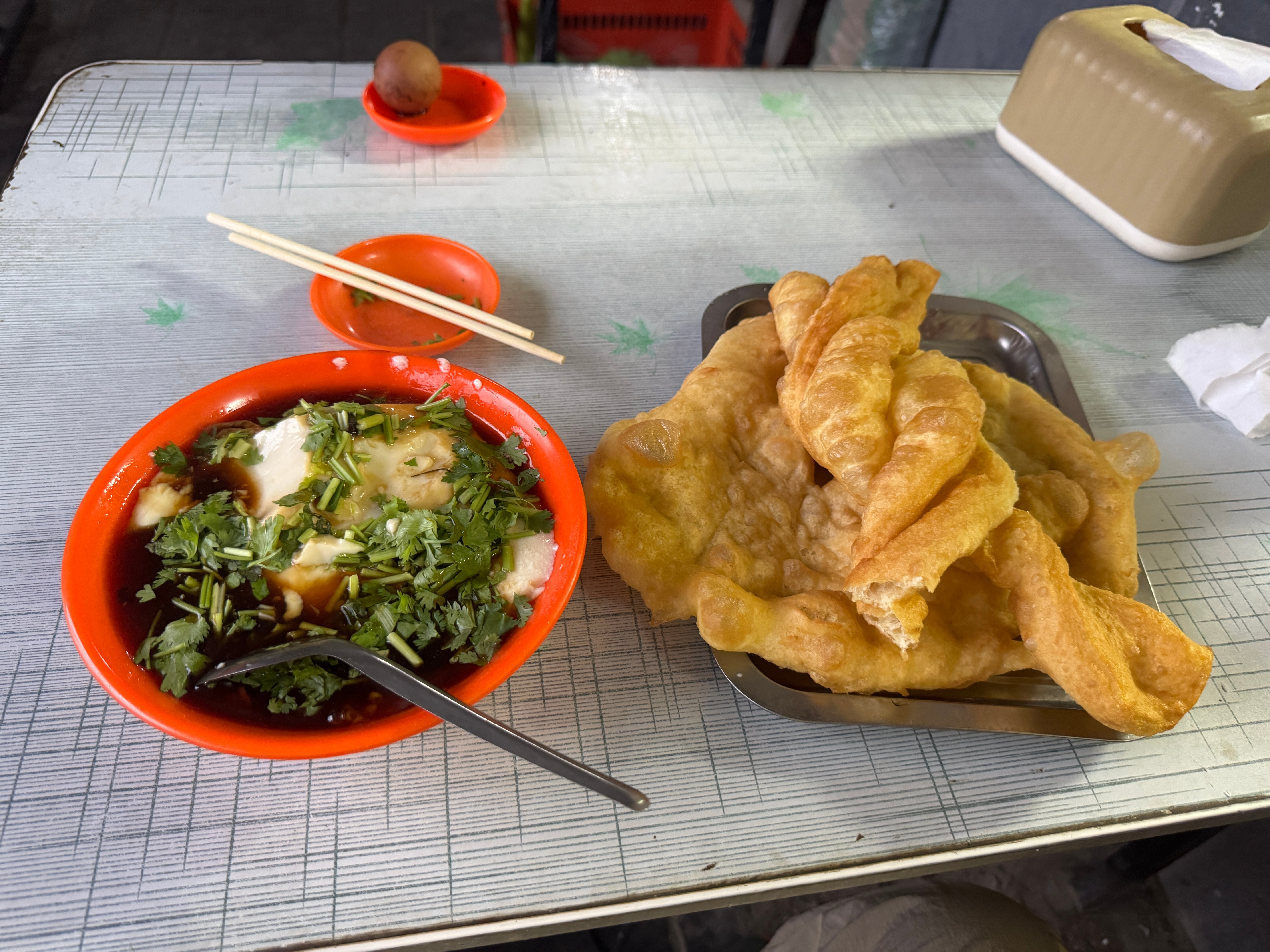 5点多睡不着了你敢信[允悲]起来干饭！村里的早餐店很接地气豆腐脑配油条油饼，6块