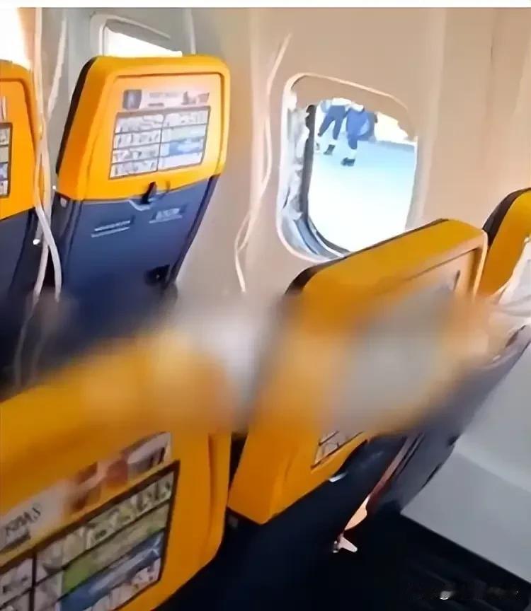 爱尔兰瑞安航空突发惊魂一刻，一架从希腊飞往德国的航班突然发生窗户破裂的事故。
一