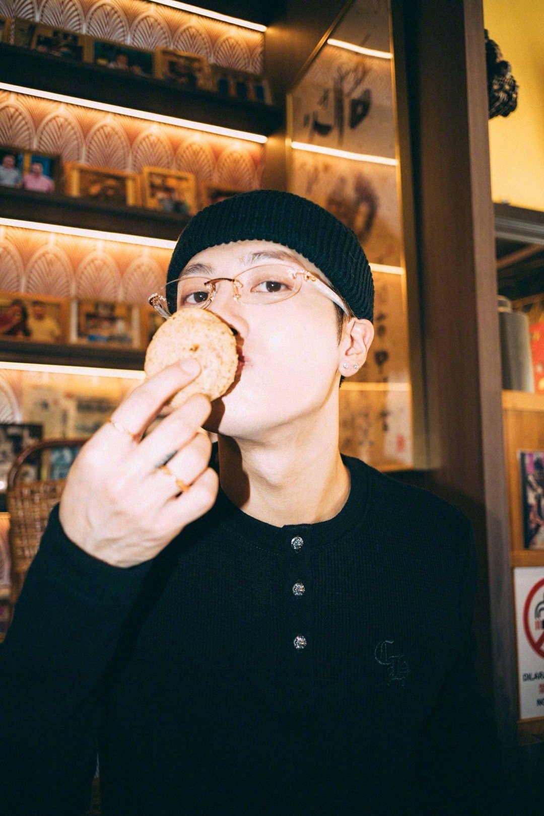 用STAFF视角打开王嘉尔 工作室的新视频太有感染力！staff镜头下的他走到哪