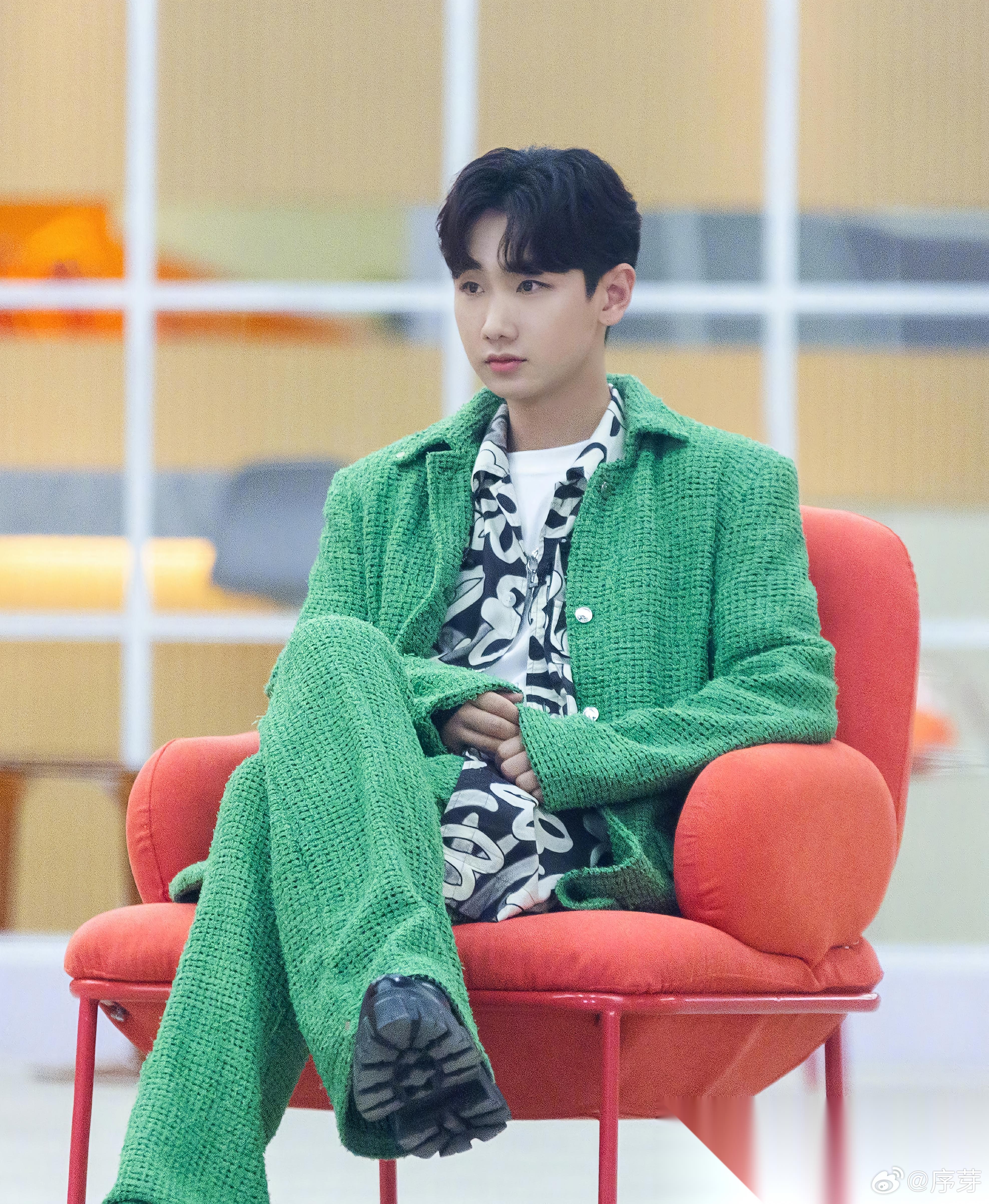 何炅问汪苏泷:“你平时不穿的衣服怎么处理？”汪苏泷说:“我会定期的打包寄回沈阳老