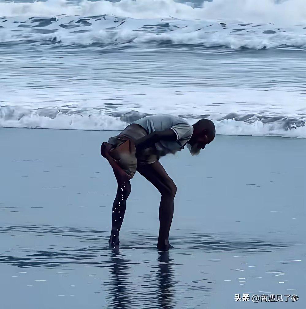 海边一位印度人，在洗腚 