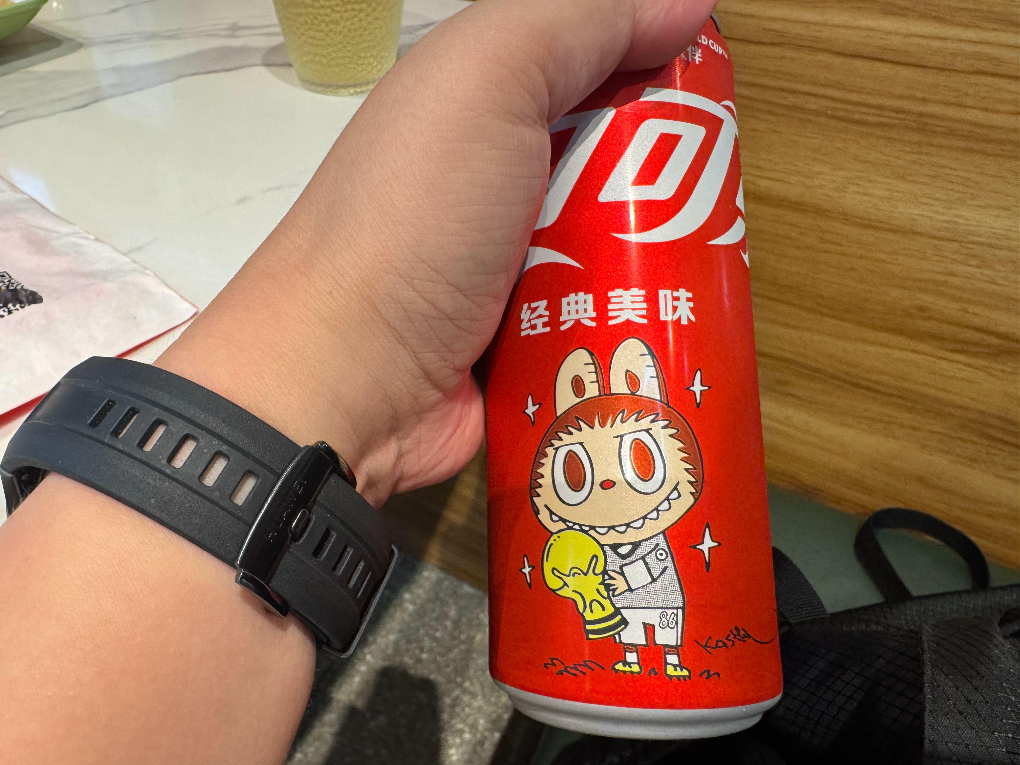 拍完智己来维景吃石锅鱼现在可口可乐升级了？？关键拉布布还代言了可口可乐？这你受的