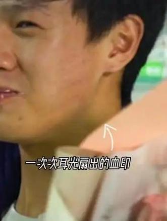 10万再婚，扇出的是悔恨之音

一男子疯狂扇自己耳光，只因后悔花10万再婚。本以