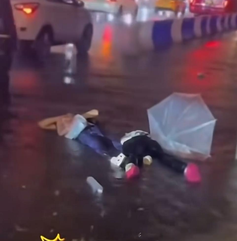洪崖洞目击者称担心触电不敢救 这种明显有积水的地方，一定要防止二次触电，不仅救不