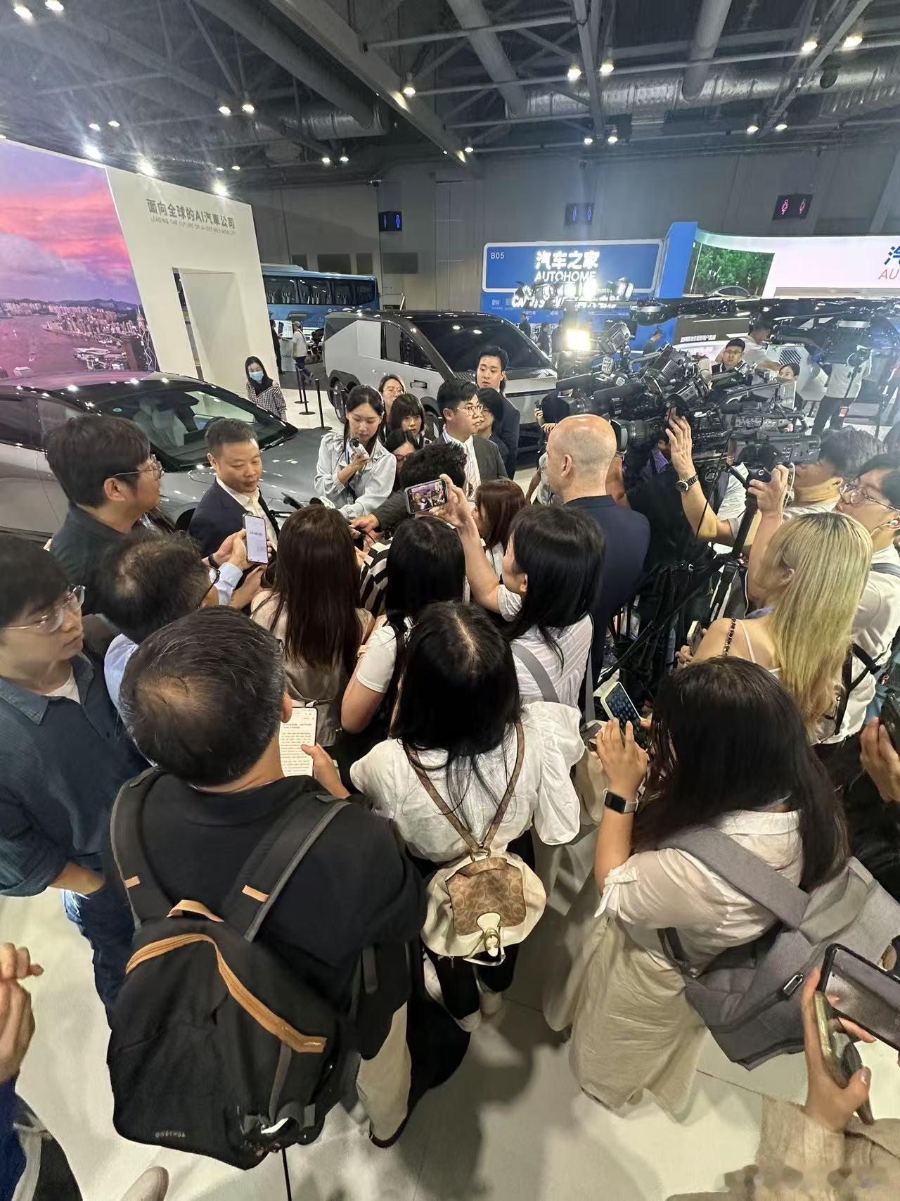 何小鹏香港车展揭秘G7三颗芯片在哪小鹏G7预售价23.58万元大师兄何小鹏携小鹏