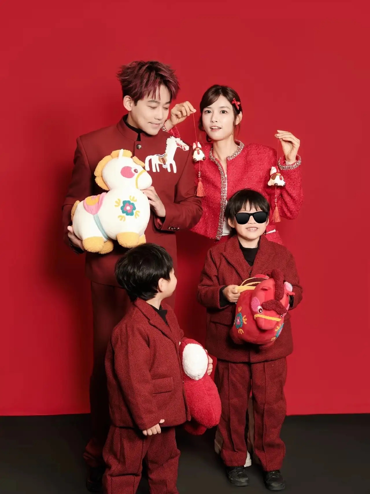 苏醒老婆廖语辰晒出新年全家福，两个宝宝好可爱！她们家还蛮有仪式感的，过年拍这么一