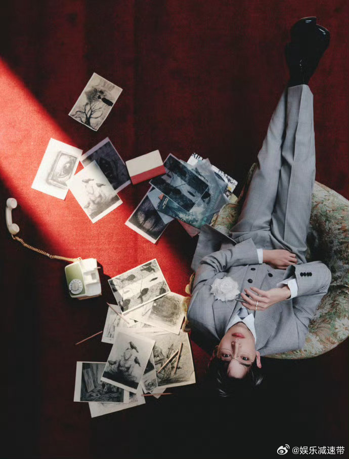 彭昱畅金丝眼镜 哇哦！彭昱畅戴金丝眼镜配复古西装，奶fufu脸秒变优雅贵公子，褶