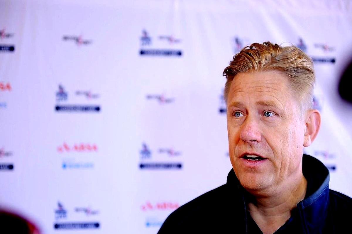 换帅48小时，曼联2-0曼城
 
卡里克上任第一件事：把战术板擦得只剩三行字——