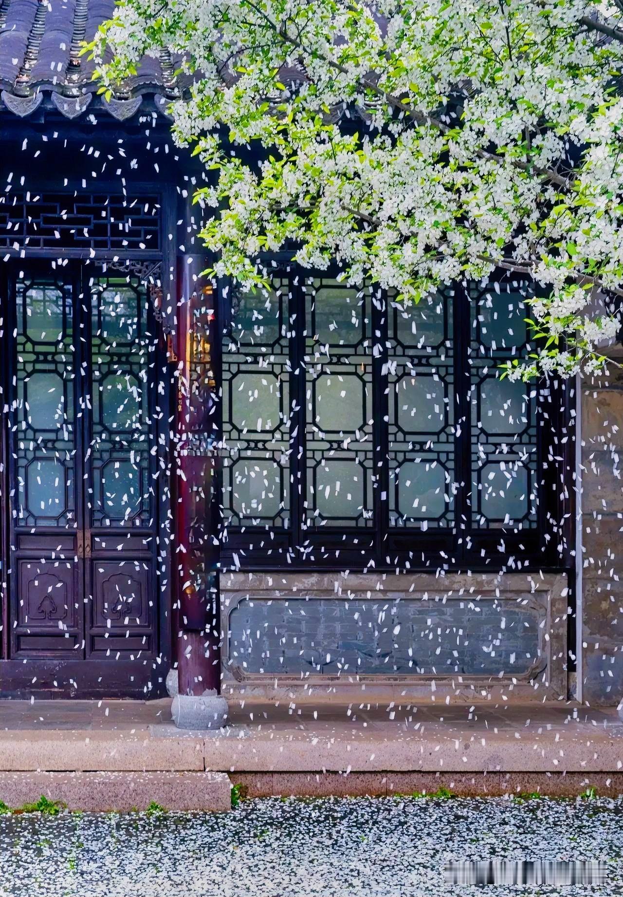 上联：相思似海愁肠断
下联：有请雅士[玫瑰][玫瑰][玫瑰]