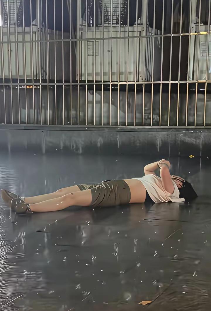 人生哪有容易二字？
一女子躺在雨中，内心是无力而崩溃，原来出来找工作，过去一个月