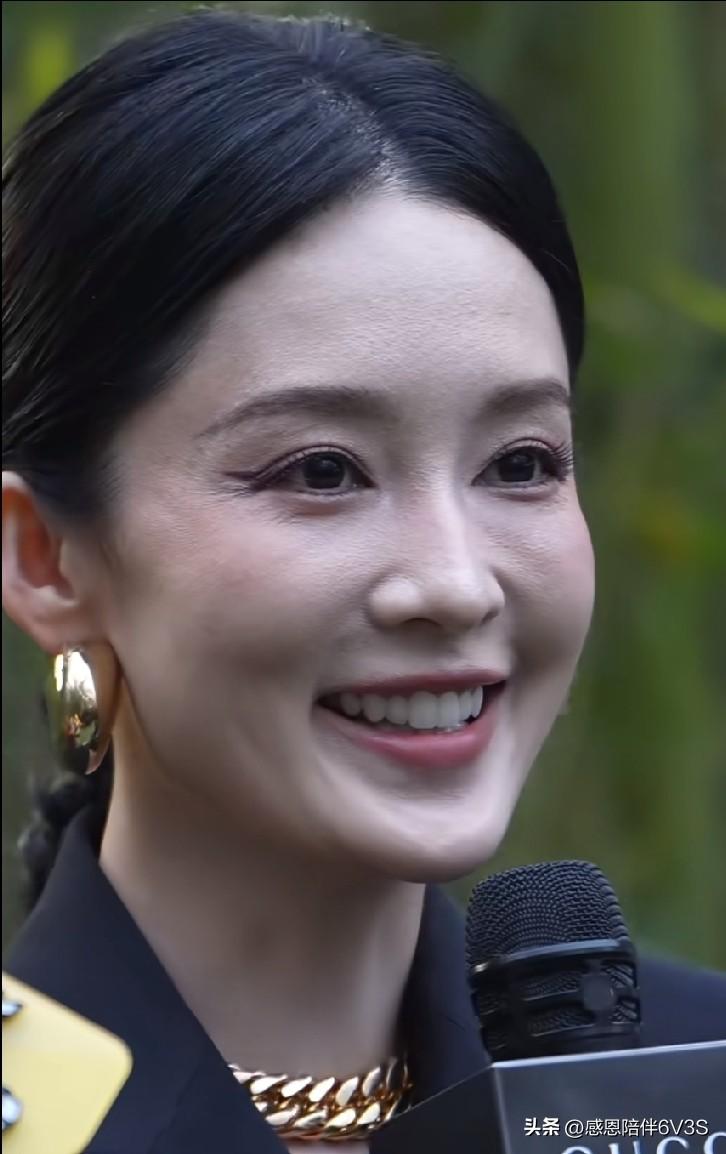 看到李沁妆后的生图，既无滤镜也无特效，说实话，跟咱们普通人真没太大差别——唯一不