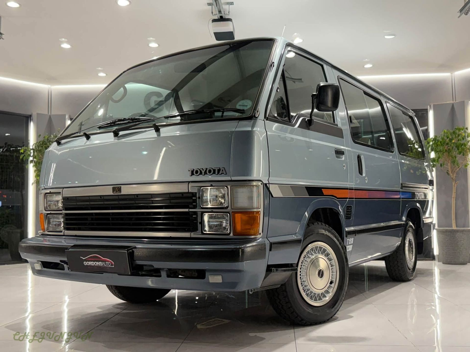 它来自南非，是一台超级老的面包车!。1988 Toyota Hiace...