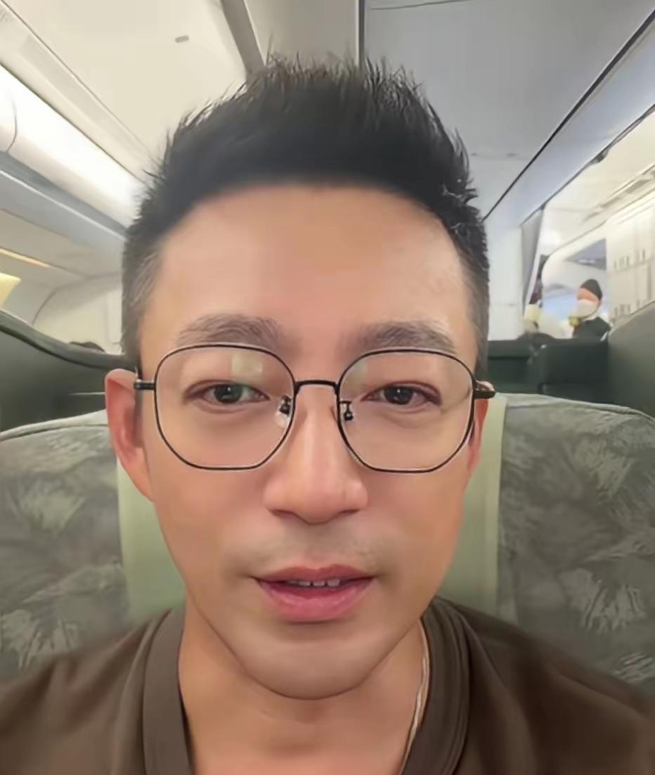 同样是穿梭两地的航班，这一次汪小菲脸上的疲惫一扫而空，藏不住的欢喜，被同行的画面