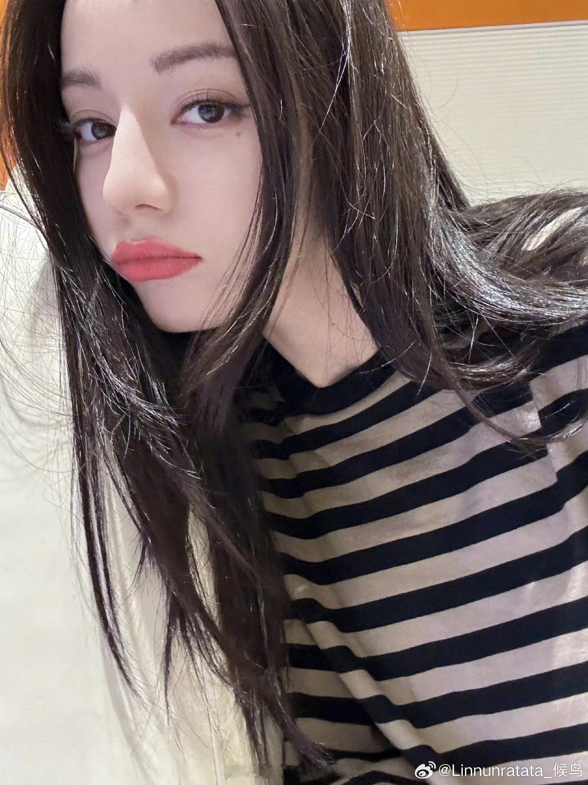 迪丽热巴何时原谅我们发自拍…… 