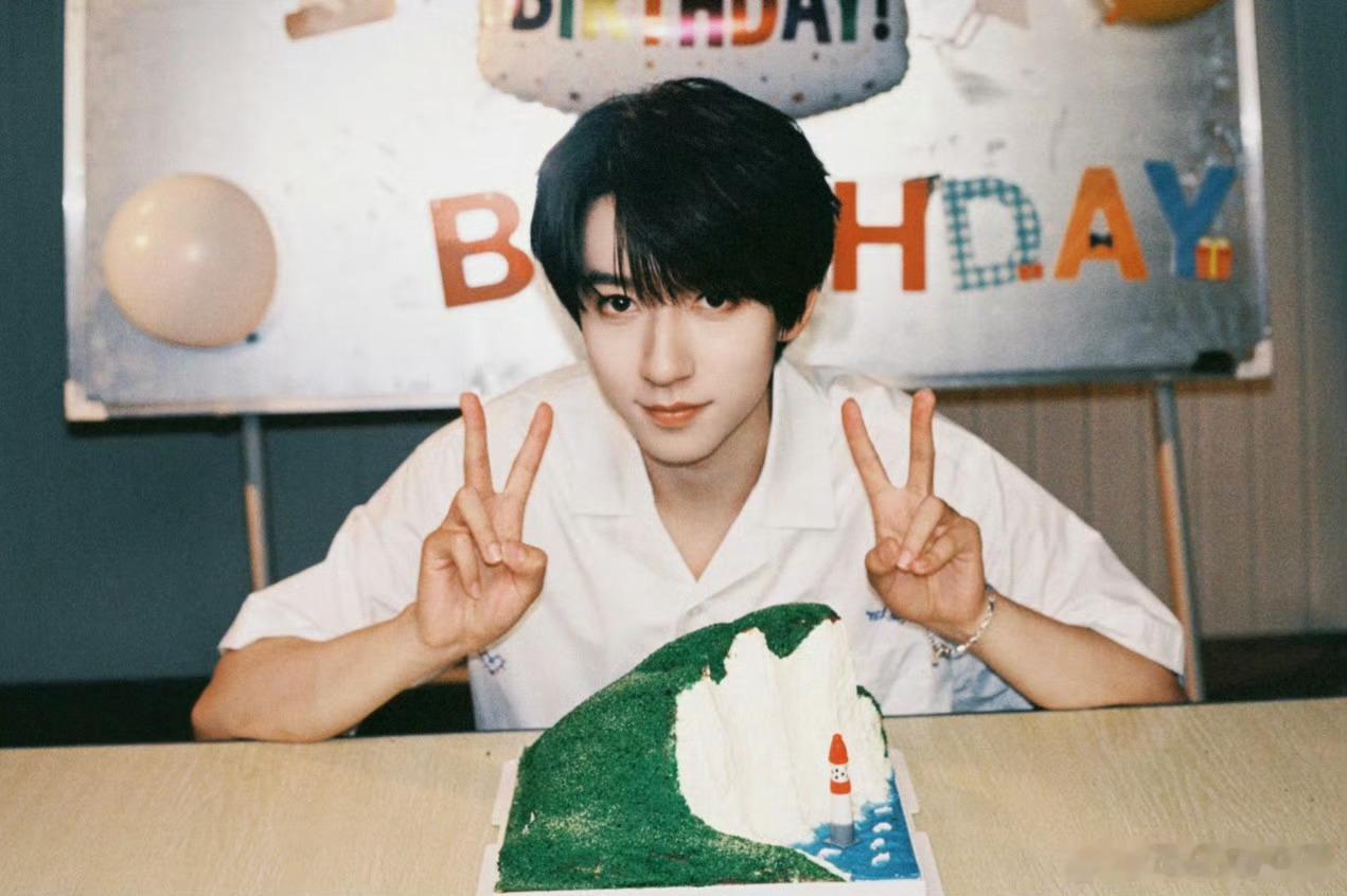 贺峻霖高会更新22岁生日快乐🎂 