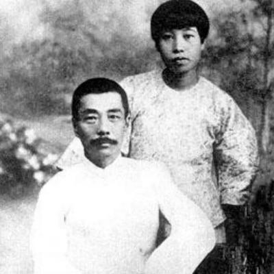 1968年，许广平突发心脏病住进医院，临终之际，许广平拉着儿子周海婴的手，流着泪
