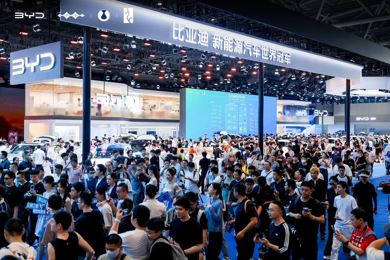 粤港澳大湾区车展上的比亚迪展台，这人潮涌动的，不得不说技术才是最吸引人的！