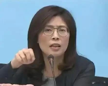 郑丽文，1969年出生，国民党新任主席，家世传奇。父亲是云南老兵，母亲来自云林，
