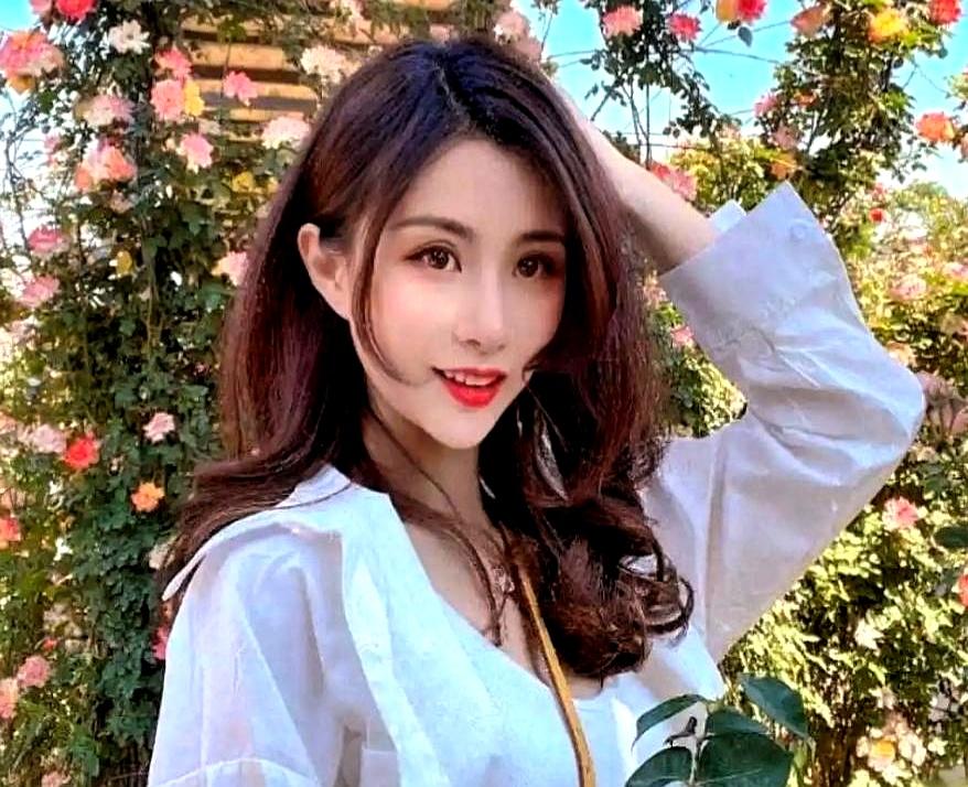 别看她在陈翔六点半里总是演得轻松，其实球球这一路，走的真不是科班那条路。
她本名