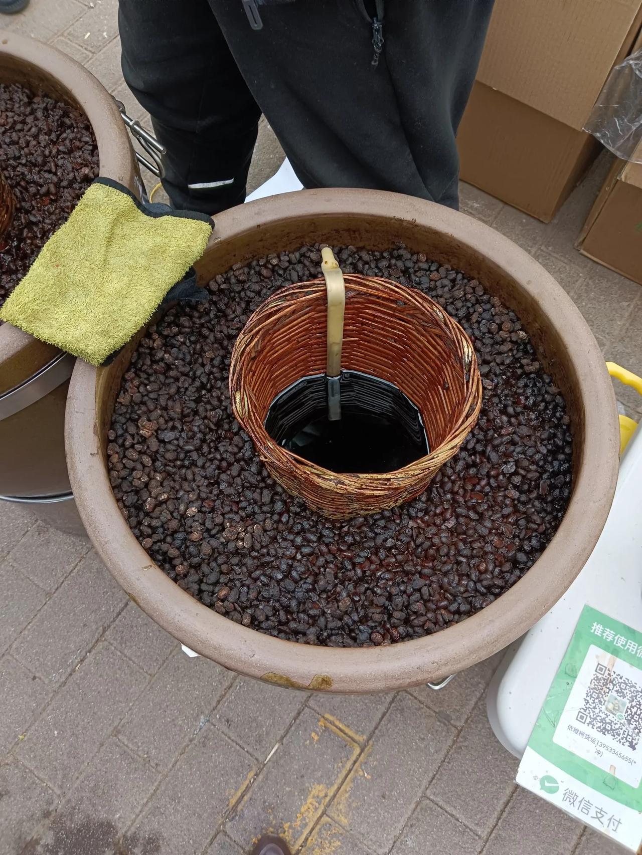 这样的酱油应该放心的吃了吧
这酱油是从酿造缸里面给现打出来的
缸里全是酿造好的黄