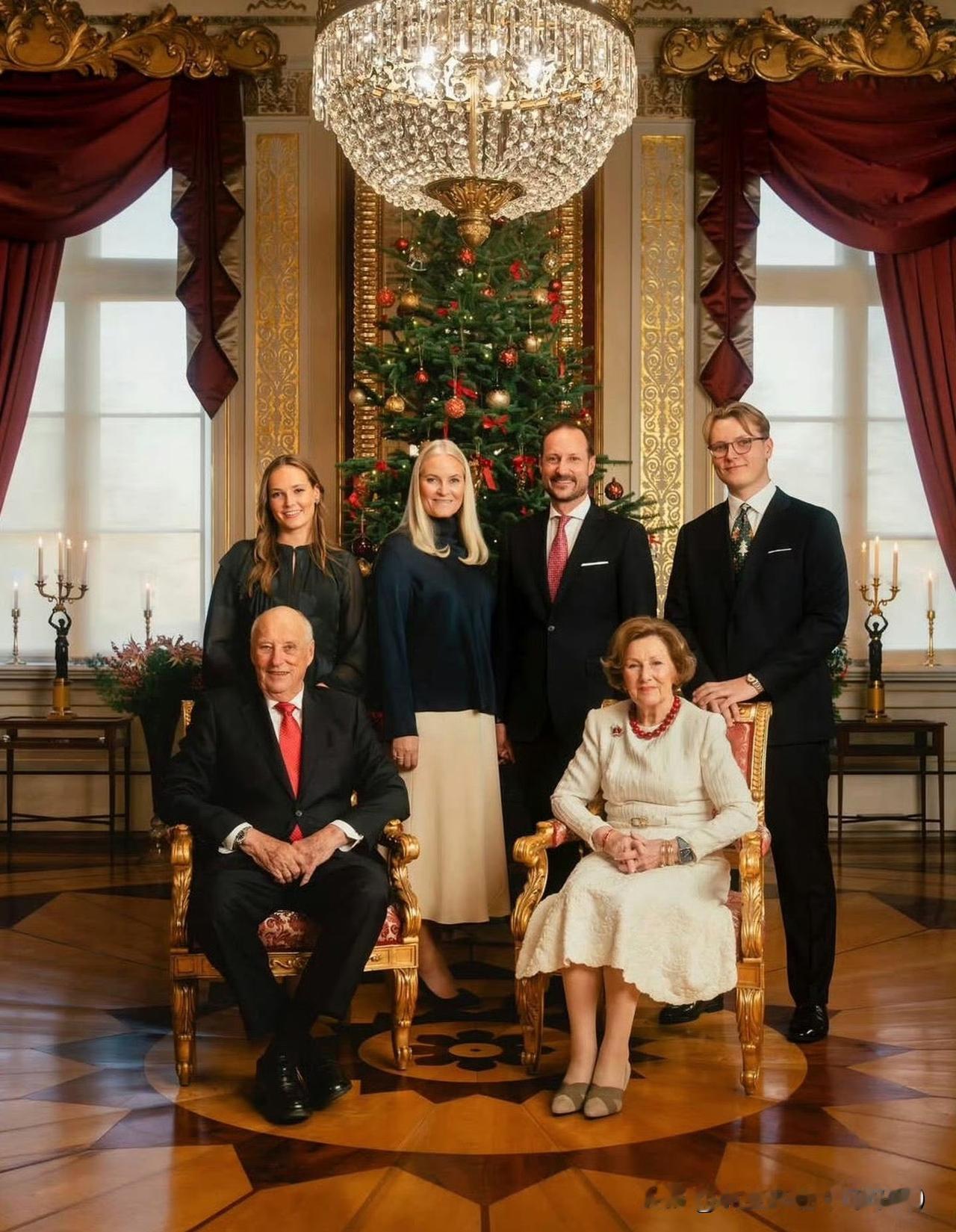 很抓马的问题，挪威议会投票决定是否保留君主制，其中，141名议员赞成保留，而26