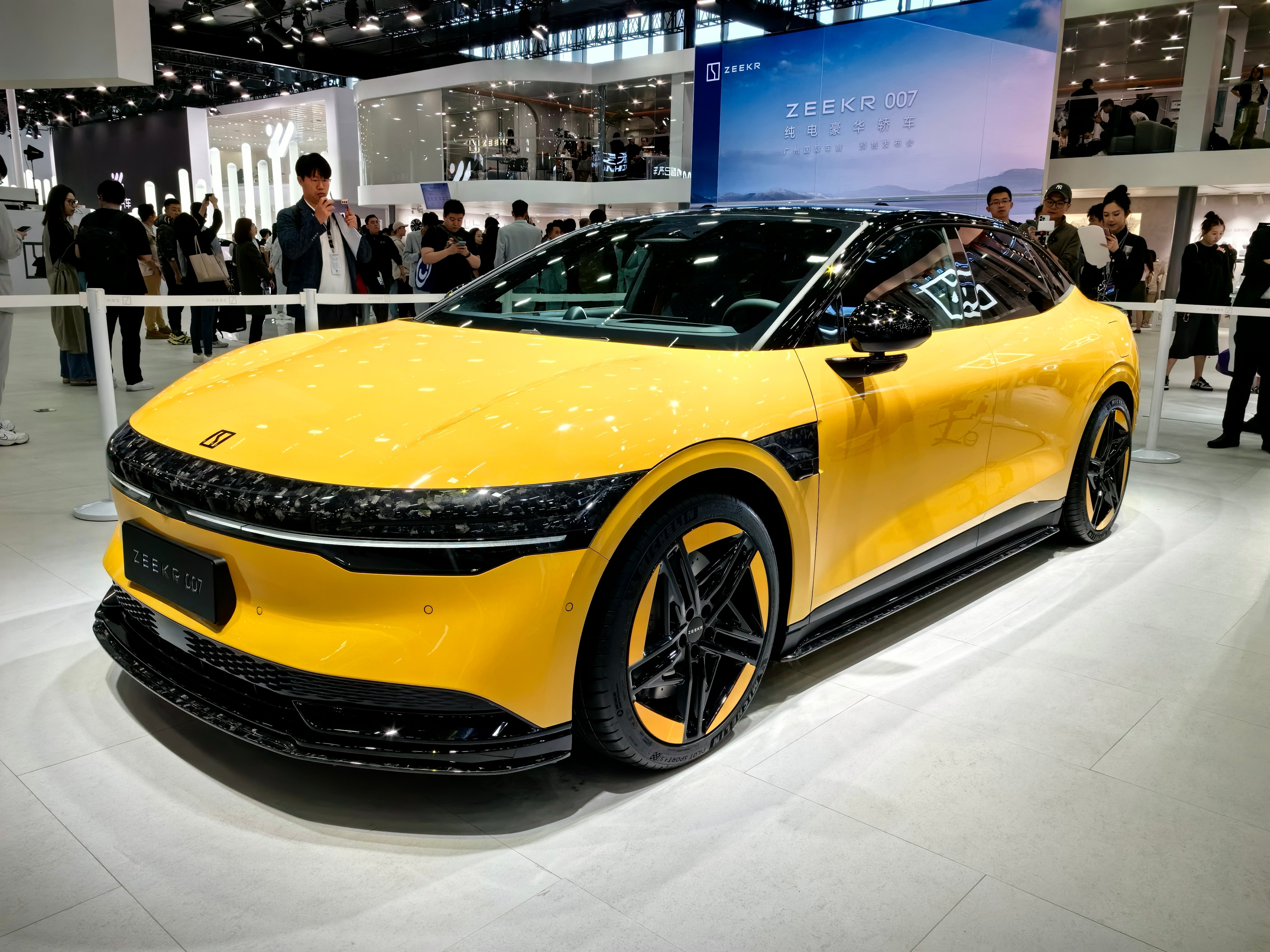 极氪007今天看到了实车，22.49万起，这个价格在我预料中，结合车体性能和配置