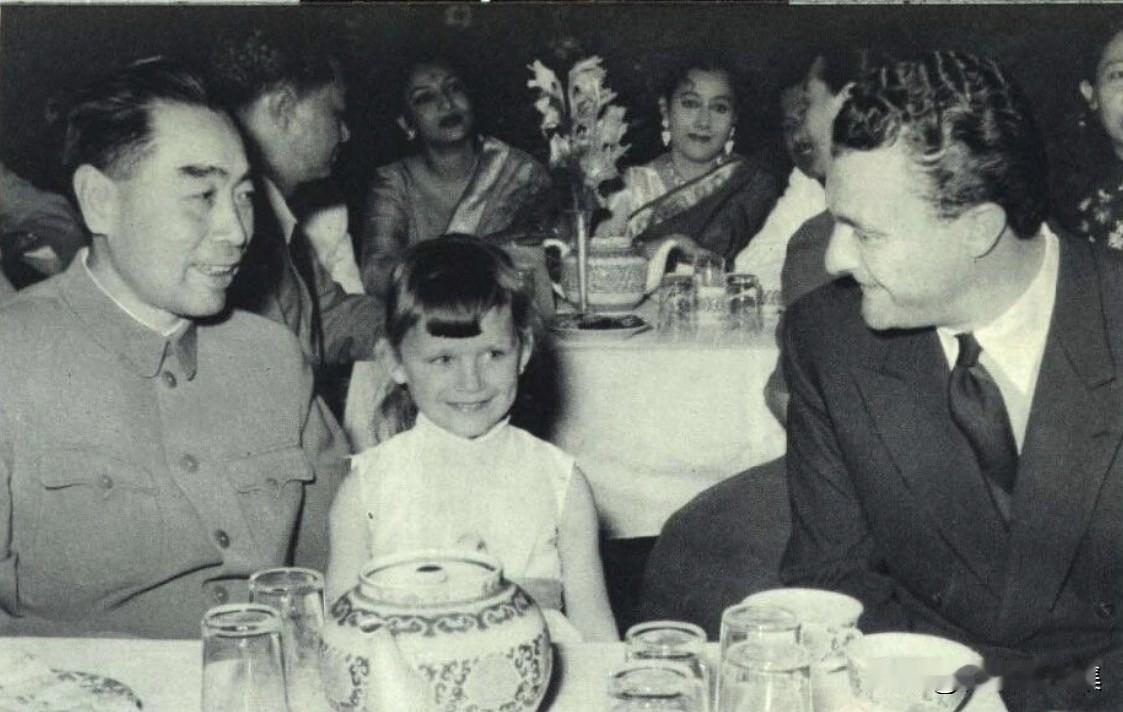 1957年9月7日，周恩来总理在北京举行的“亚洲电影周”招待酒会上，亲切接见了中