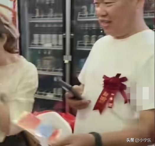 近日，山东淄博一对新人举办喜宴，给宾客的伴手礼是面值10元的刮刮乐，每位宾客都收