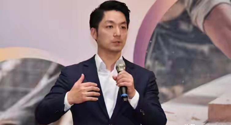 民调结果接连出炉，从超过20个百分点到只剩1.2个百分点，沈伯洋紧追蒋万安的态势