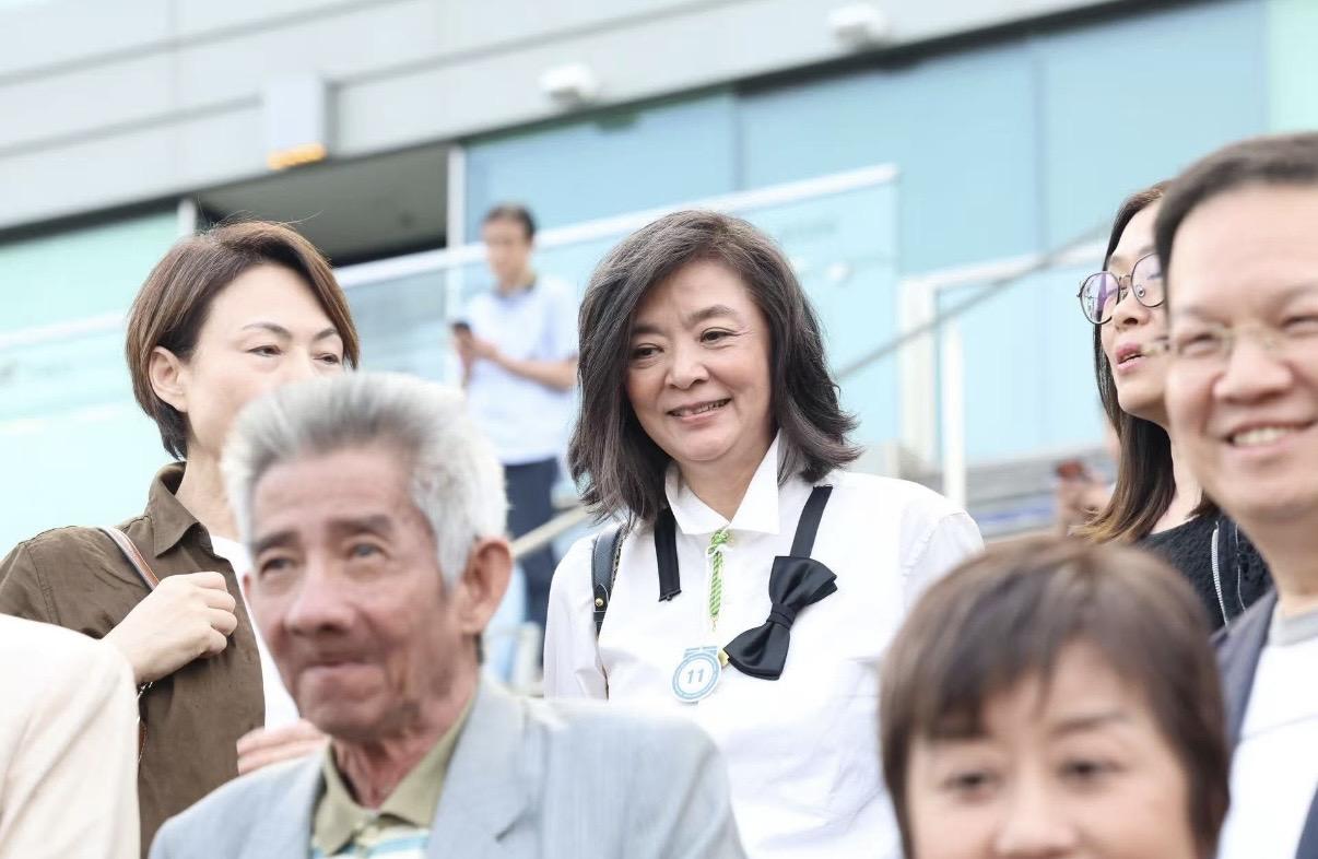 现年66岁的陈玉莲这些年鲜少出演影视剧，保持深居简出的状态。罕见她现身香港马场观
