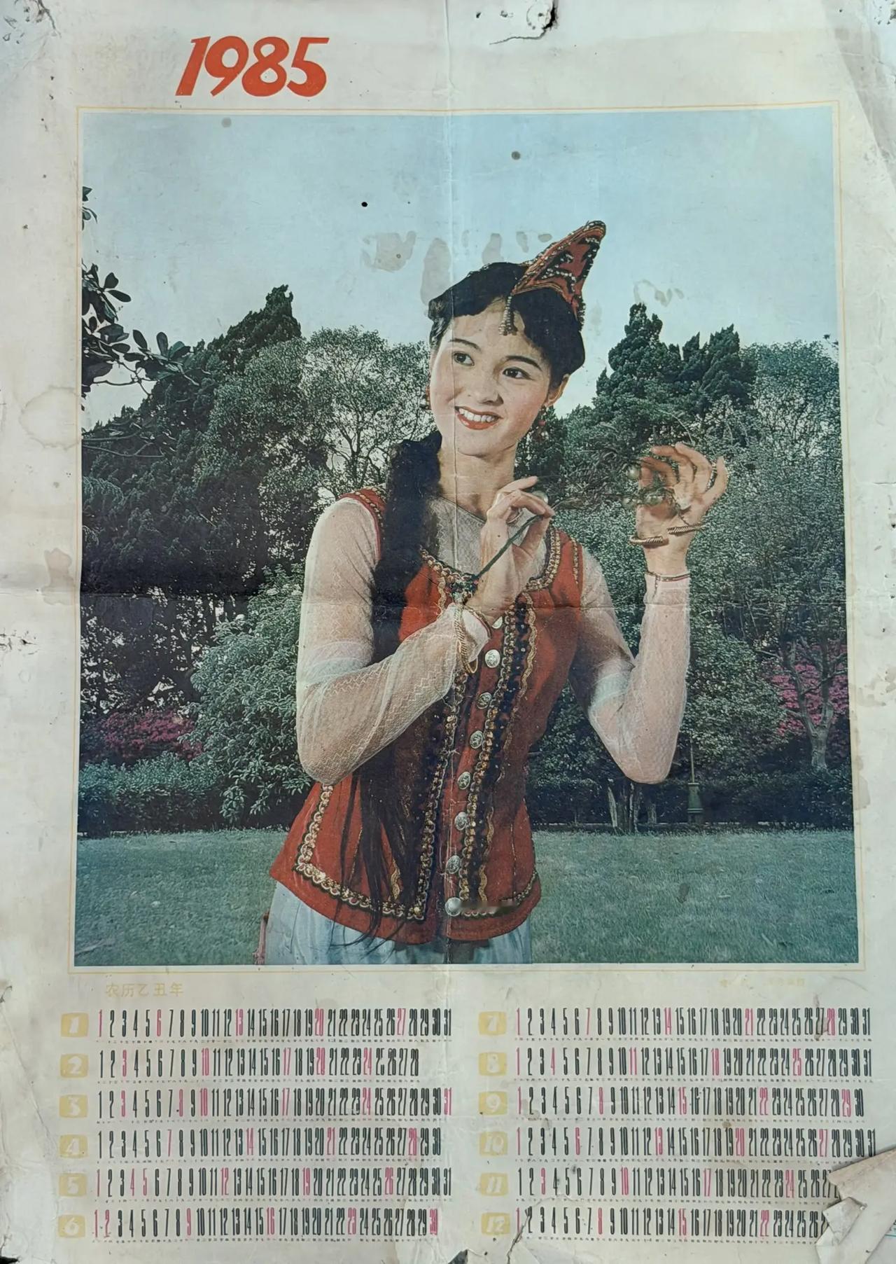 古玩市场上卖货老太太说，图片上的美女和她同岁。