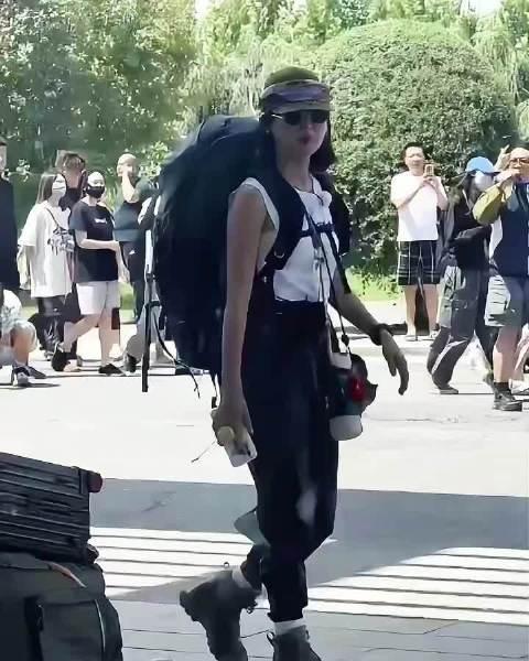 荧幕上可柔可刚，线下的辛芷蕾自带一股韧劲。光膀子背双肩包，走路身姿挺拔，姐真的是