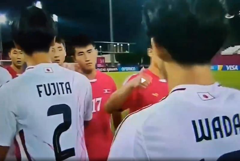 朝鲜足球队员开场“拳打”日本球员，引发日本球迷强烈抗议，认为是朝鲜球员故意实施的