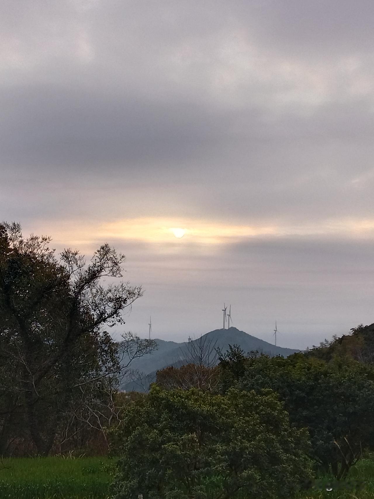 首先文明哪里分东方西方，能被称之为文明，首先都要有被普遍承认的东西。像今天生活在