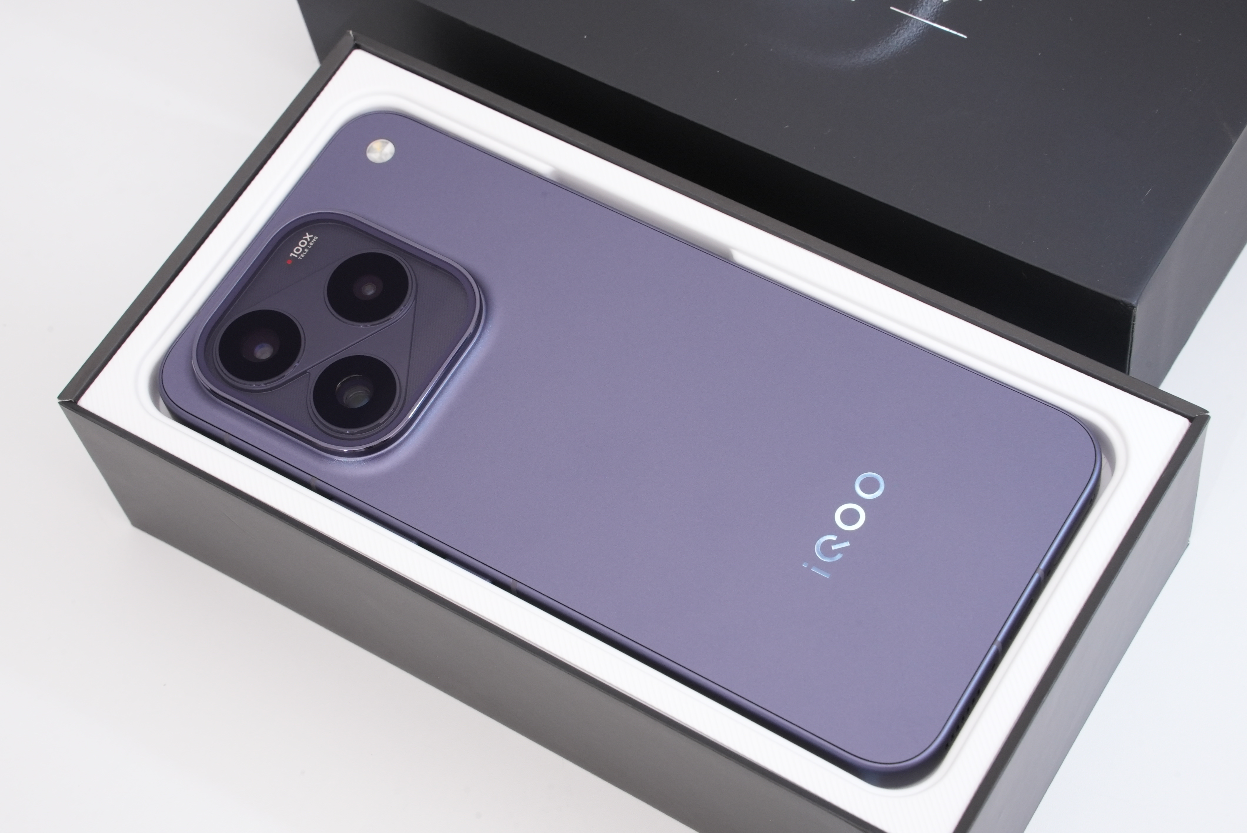 iQOO 16「赛道」真机实拍来了[不愧是你]金针菇们给外观和屏幕打几分？短的图