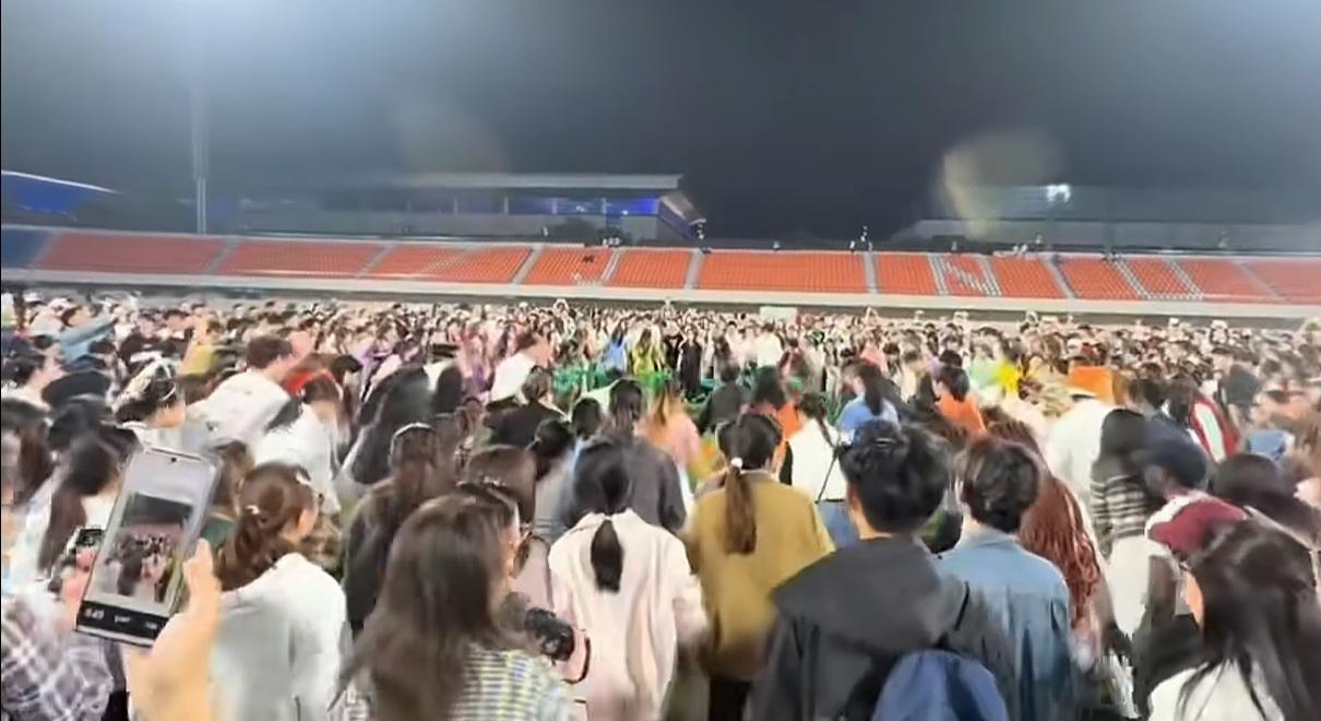 《北京的金山上》这首歌，像一株被岁月摩挲的格桑花，在高原的晨光里静静绽放。它的旋
