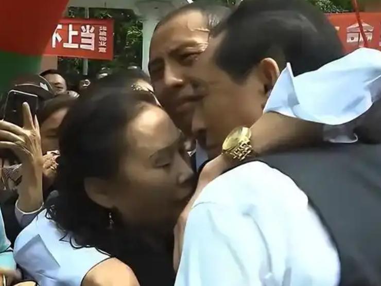全网泪目！富豪两岁的爱子意外被拐卖，苦寻32年后再重逢，没成想竟在乡下靠卖菜度日