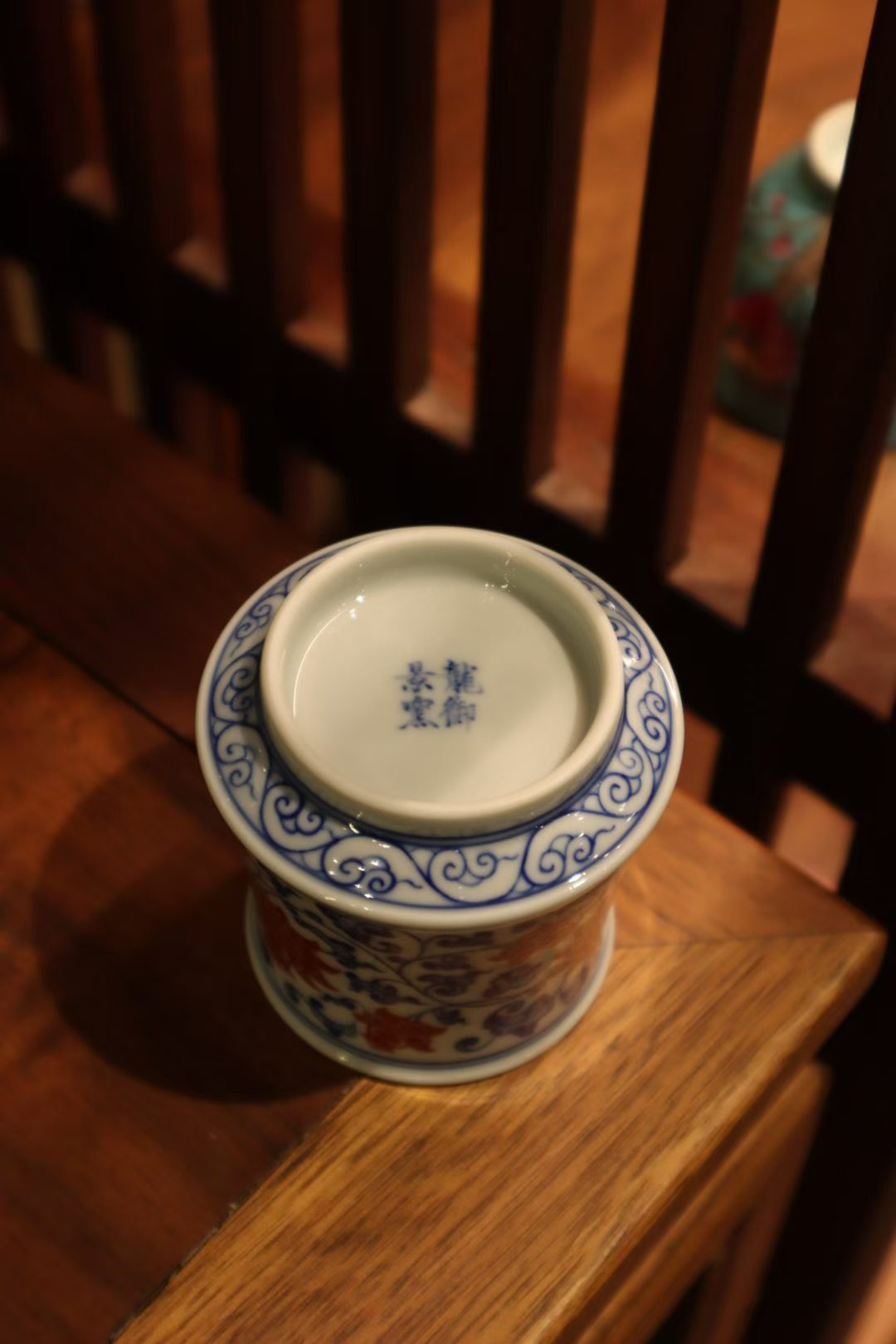 品茶赏器交友  青花釉红，一器一世界静，而有力量。 