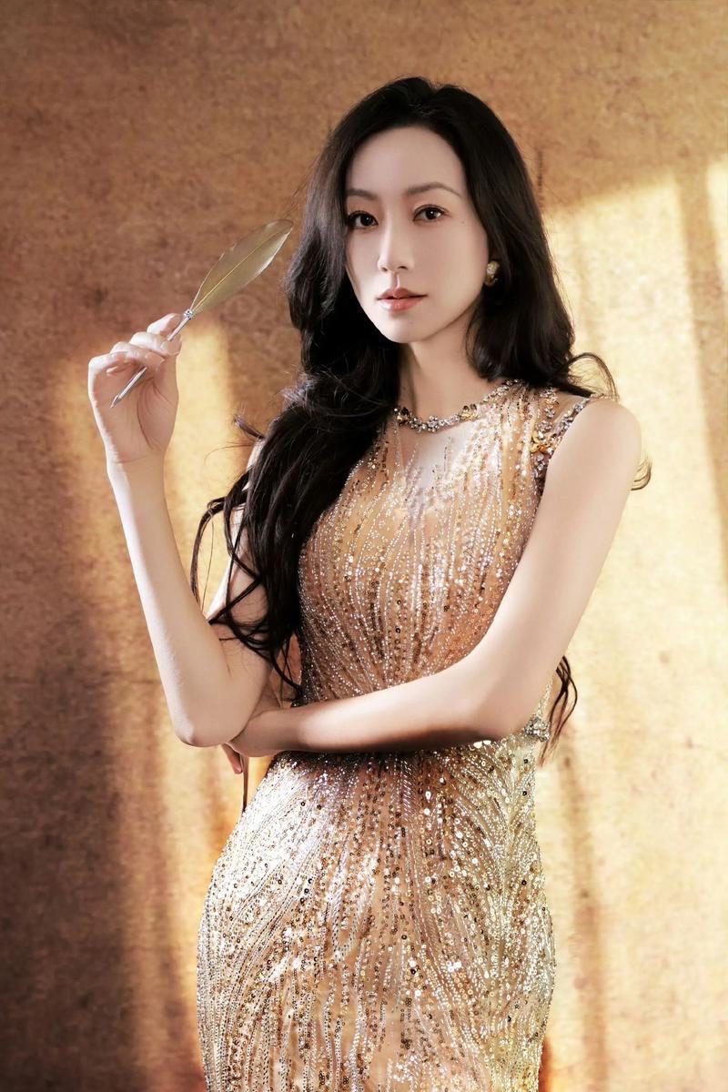 女明星韩雪在28岁的时候，为了纯粹的爱情，戴上面具参加了相亲节目。她自我介绍称，