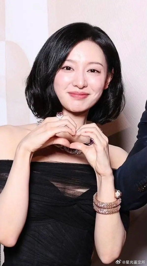 金智媛是不是瘦脱相了啊，脸部表情有点奇怪 