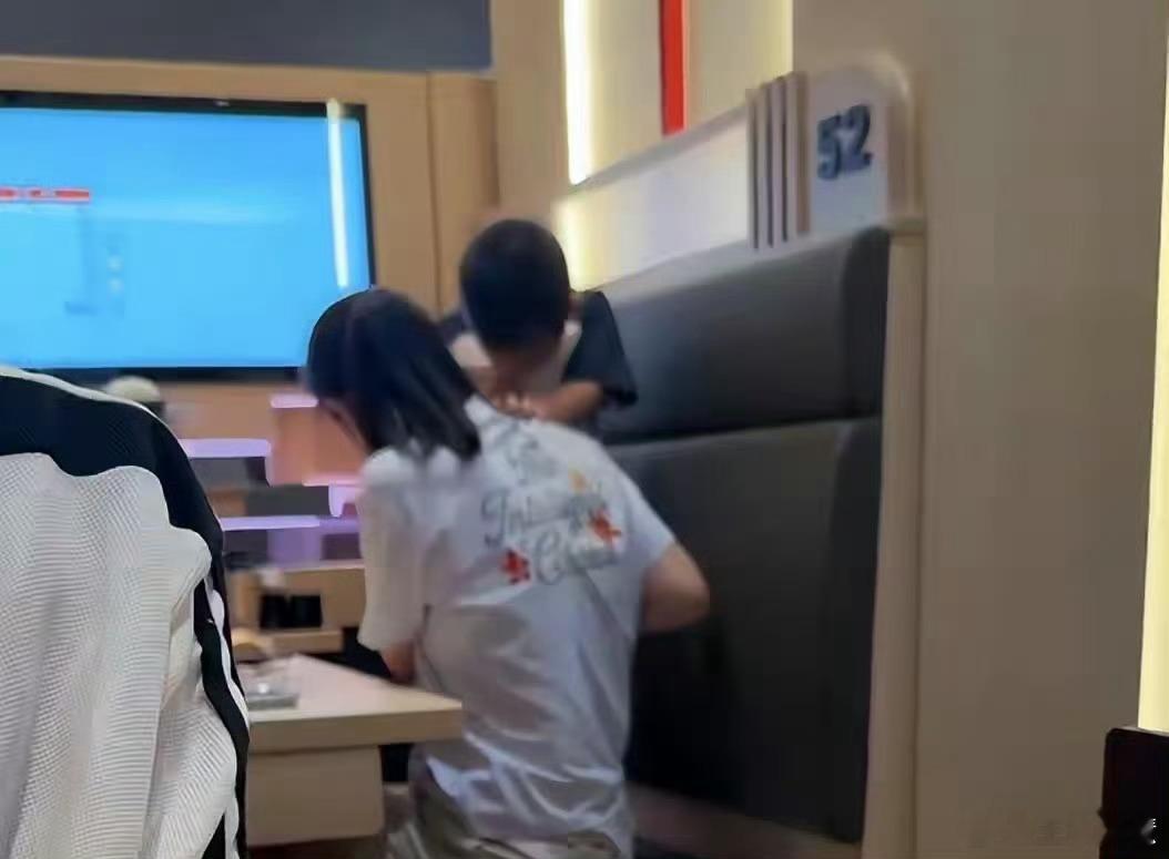 寿司郎 无权制止餐桌小便这事儿除了家长自身的问题，寿司郎的问题也是相当的大，说白