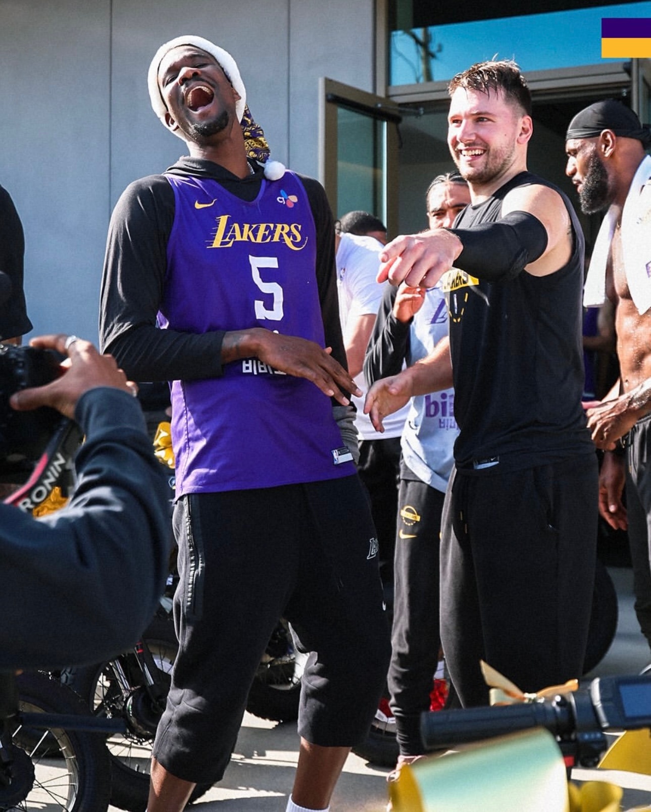 东契奇给大家送圣诞礼物——电动自行车🚲，大家都很喜欢，其乐融融